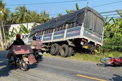 Xe tải mất lái 'quét' 5 xe máy, tông gãy cột điện