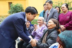 Chủ tịch UBND thành phố Hà Nội thăm, tặng quà Tết tại các giáo xứ Thái Hà, Cửa Bắc