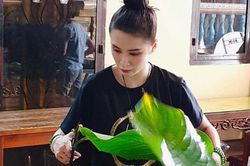 Angela Phương Trinh gói bánh chưng, Đức Phúc sắm hàng hiệu ngày Tết