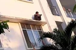 Cảnh sát cứu bệnh nhân đòi nhảy lầu