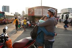 Đôi lứa ôm chặt tiễn nhau về quê ăn Tết