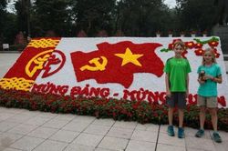 Blogger Mỹ 'liều' ăn Tết Việt