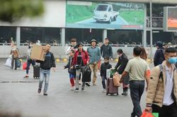 Người dân rời Hà Nội về quê đón Tết