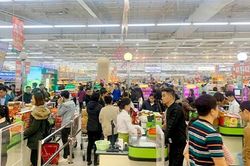 Hà Nội: Siêu thị 'thất thủ', khách xếp hàng dài chờ thanh toán ngày cuối năm