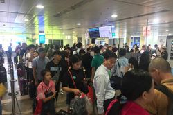 Vạn người vật vờ ở sân bay Tân Sơn Nhất ngày 28 tết