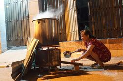 Rất riêng Sài Gòn, mắc võng, bật quạt canh nồi bánh chưng trên hè