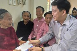 Ban Tuyên giáo Tỉnh ủy và BIDV Nghệ An tặng quà Tết tại Tương Dương