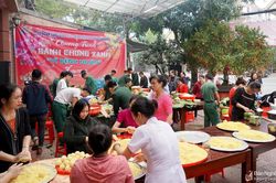 Bệnh viện Đa khoa Cửa Đông gói hơn 5.000 bánh chưng Tết tặng bệnh nhân, cán bộ, nhân viên