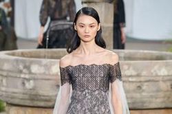 Chanel Couture 2020 - khi tuổi thơ khốn khó trong tu viện trở thành nguồn cảm hứng nên thơ