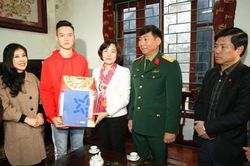 Đồng chí Bí thư Tỉnh ủy thăm, tặng quà tân binh chuẩn bị nhập ngũ
