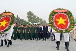 Lãnh đạo TPHCM dâng hương Quốc tổ, viếng Chủ tịch Hồ Chí Minh và các anh hùng, liệt sĩ