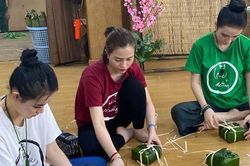Angela Phương Trinh trổ tài gói bánh chưng, được khen thần thái đầy khí chất
