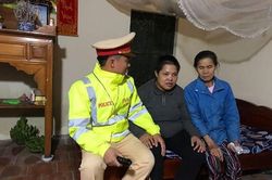 Cảnh sát giao thông tìm gia đình cho người phụ nữ mắc bệnh 'hay quên' đi lạc