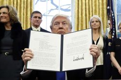 TT Trump cấm nhập cảnh thêm nhiều nước vì ở quá hạn visa