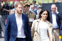 Vợ chồng Hoàng tử Harry diện đồ đơn giản đi tham quan Australia
