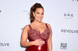 Mẫu ngoại cỡ Ashley Graham có thói quen nguy hiểm khi mang bầu