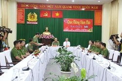 Khen thưởng các đơn vị phá nhanh vụ đốt nhà khiến 5 mẹ con tử vong