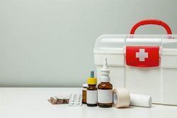 Nhận được quà Tết là 5 hộp thuốc, cả 5 nhân viên đều gặp nạn kinh hoàng