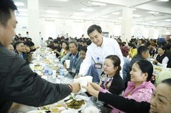 Ấm lòng bữa cơm tất niên của bệnh nhân ung thư tại bệnh viện