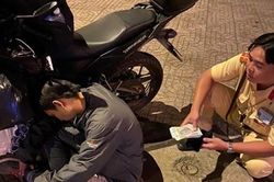 Nhậu say ngủ lề đường, thanh niên suýt mất 40 triệu đồng