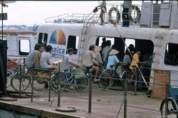 Kho ảnh khổng lồ về Việt Nam 1991-1993: Trên dòng sông Sài Gòn