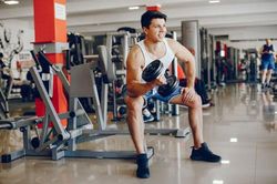 Chồng chăm chỉ lên mạng khoe thân, vợ vừa bực vừa lo