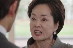 Bắt tại trận con dâu đi nhà nghỉ, mẹ chồng lôi ra đường đánh một trận tơi tả và cái kết dở khóc dở cười