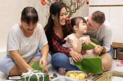 Phương Vy hướng dẫn ông xã và con gái gói bánh chưng đón Tết