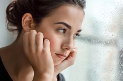 Đi dự đám cưới gặp người yêu cũ, anh ta mỉa mai: 'Em hư hỏng thế chắc chưa ai dám rước nhỉ?' nhưng khi thấy vợ anh ta, tôi cười to khiến cả hai sững sờ