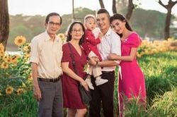 'Cậu ấm' nhà Lương Thế Thành - Thúy Diễm diện áo dài, khoe vẻ đáng yêu cùng ông bà và bố mẹ