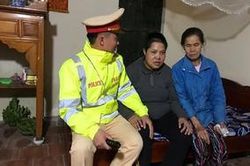CSGT Hà Nội giúp đỡ người phụ nữ tâm thần đi lạc về đoàn tụ với gia đình ngày Tết
