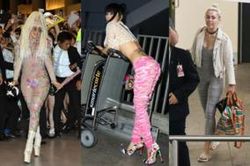 Hãy tha thứ cho 18 lần sao Hollywood 'trúng lời nguyền' khi lựa chọn thời trang sân bay