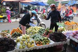 Thị trường ngày cận tết: Nhu cầu mua sắm tăng, giá cả ổn định