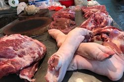 Cận Tết, giá thịt lợn tương đối ổn định