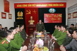Thứ trưởng Bùi Văn Nam kiểm tra công tác ứng trực và chúc Tết Công an phường Cửa Nam