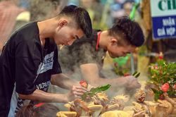 Dân thủ đô xếp hàng sắm đồ cúng 30 Tết tại chợ Hàng Bè từ mờ sáng