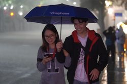 Hồ Gươm vắng hoe trước giờ bắn pháo hoa