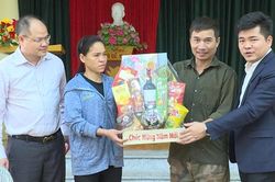 Lãnh đạo huyện Phú Xuyên thăm, chúc Tết gia đình có hoàn cảnh khó khăn