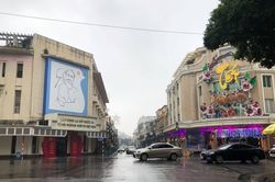 Hà Nội: Mưa như trút nước, phố xá khác lạ trong chiều 30 Tết