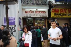 Xếp hàng mua bánh chưng, người Hà Nội gợi nhớ về 1 thuở khó
