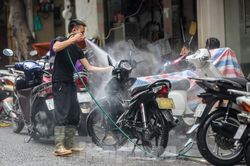 'Phố rửa xe' Hà Nội nhộn nhịp chờ đón Tết