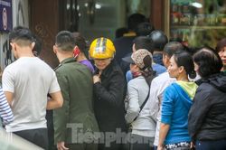 'Rồng rắn' xếp hàng mua giò, chả trên phố cổ