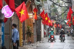 Phố phường Thủ đô rực rỡ cờ đỏ sao vàng ngày 30 Tết