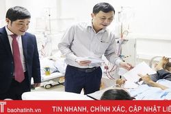 Gần 2.000 suất quà đến với bệnh nhân không được về nhà đón tết