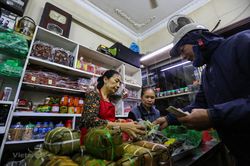 Người Hà Nội xếp hàng từ 5 giờ sáng 30 Tết mua bánh chưng nổi tiếng