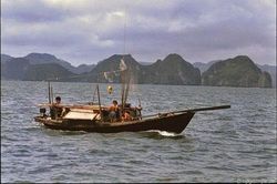 Kho ảnh khổng lồ về Việt Nam 1991-1993: Thiên đường Hạ Long