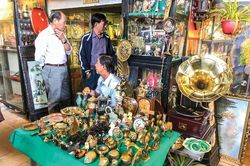 Mua hoài niệm ở chợ đồ cổ Cao Minh