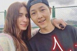 Song Joong Ki tựa đầu, rạng rỡ bên nữ diễn viên xinh đẹp người Colombia