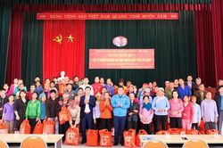 1.000 suất quà trao cho các gia đình chính sách, gia đình có hoàn cảnh khó khăn