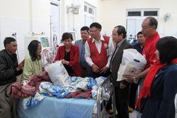 Trưởng ban Dân vận Tỉnh ủy thăm, chúc tết bệnh nhân nằm viện